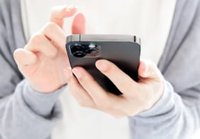 初診問診フォームを入力する女性のイメージ画像